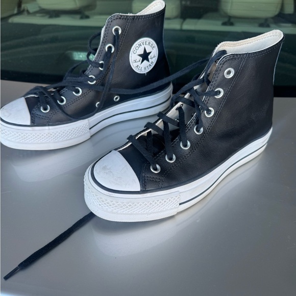 Women’s 7.5 Converse Black and White High-Top Sneakers/ hardly worn - Picture 1 of 7